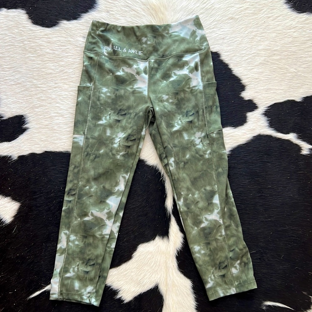 kendall & kylie leggings green and white size: M